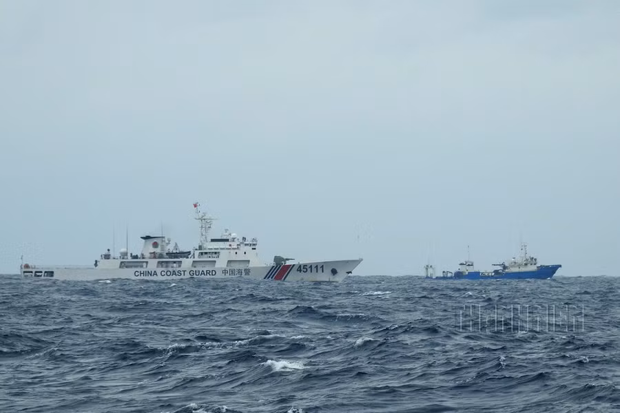 Tàu cá dân binh Trung Quốc cùng hải cảnh 45111 lao ra ngăn chặn các tàu chấp pháp Việt Nam ẢNH: MAI THANH HẢI