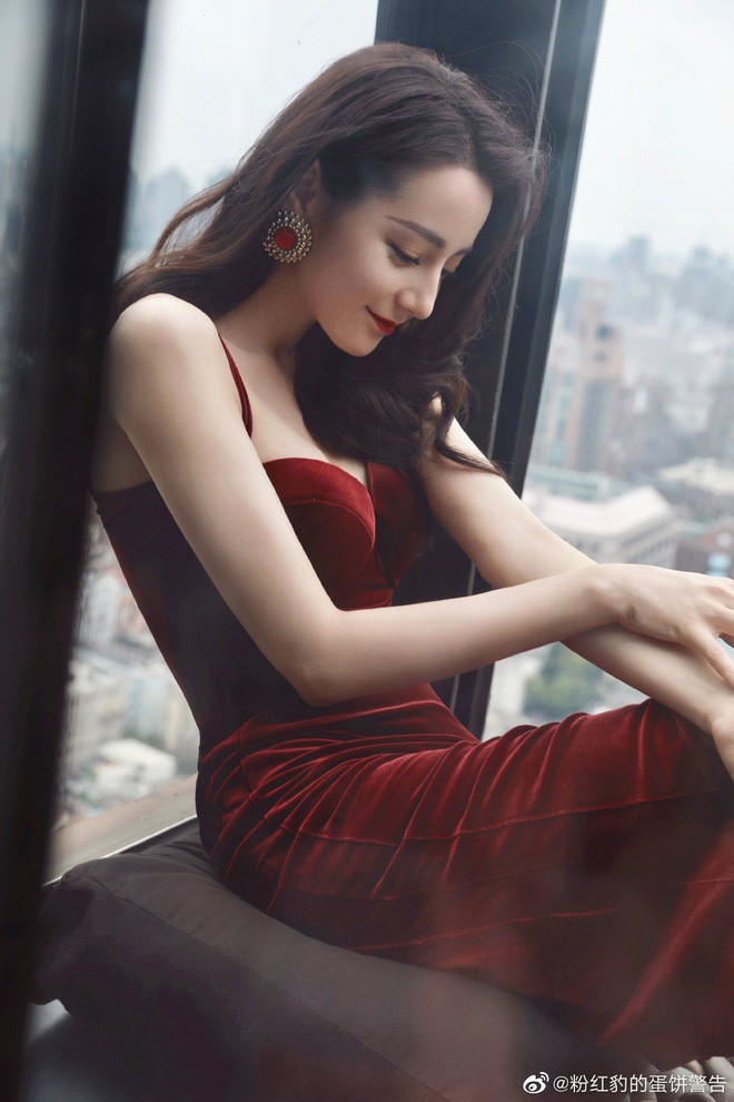 Loạt ảnh của mỹ nhân Tân Cương nhận được nhiều lời khen ngợi từ phía dân mạng và người hâm mộ. Không ít fan nhận xét nhan sắc của Địch Lệ Nhiệt Ba ngày càng thăng hạng.