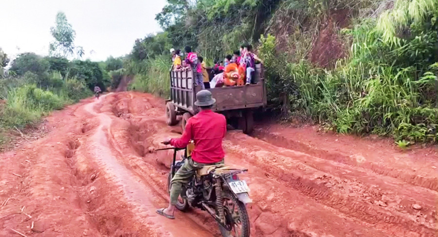 Để mang những món quà nghĩa tình đến với các em, thành viên của đoàn từ thiện phải nhờ người dân trong làng xuống vận chuyển bằng xe máy, riêng đội lân phải thuê xe công nông. Khó khăn là thế nên không chỉ các em nhỏ vui mừng mà các thành viên của đoàn từ thiện cũng vui lây khi hoạt động Trung thu ý nghĩa được tổ chức thành công nơi điểm trường lưng chừng núi.