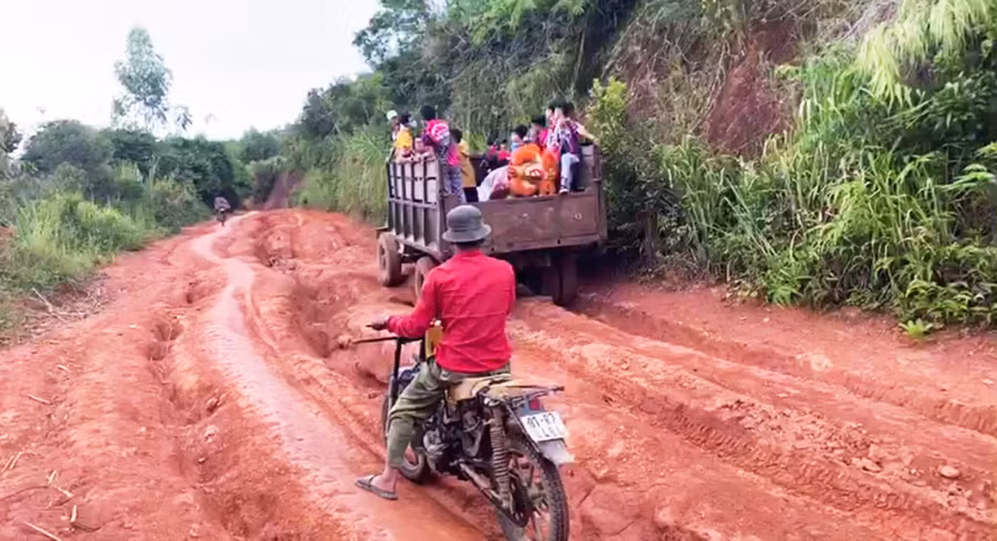 Để mang những món quà nghĩa tình đến với các em, thành viên của đoàn từ thiện phải nhờ người dân trong làng xuống vận chuyển bằng xe máy, riêng đội lân phải thuê xe công nông. Khó khăn là thế nên không chỉ các em nhỏ vui mừng mà các thành viên của đoàn từ thiện cũng vui lây khi hoạt động Trung thu ý nghĩa được tổ chức thành công nơi điểm trường lưng chừng núi.