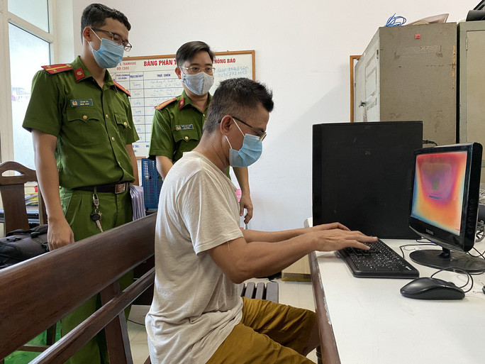 Trần Ngọc Trinh thực nghiệm hành vi phạm tội tại cơ quan công an  Trần Ngọc Trinh thực nghiệm hành vi phạm tội tại cơ quan công an