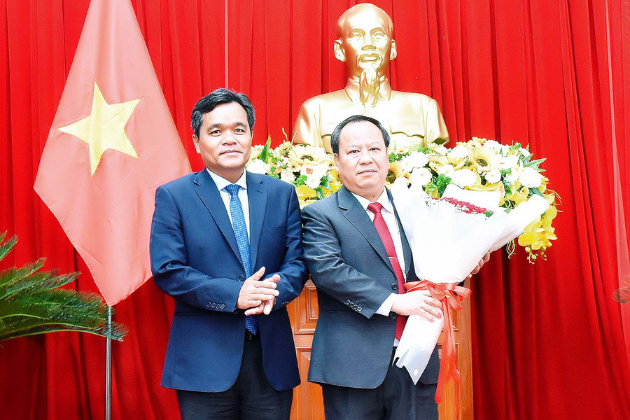Ông Hồ Văn Niên-Bí thư tỉnh ủy tặng hoa chúc mừng đồng chí Châu Ngọc Tuấn-Phó bí thư Thường trực tỉnh ủy được bầu làm Chủ tịch Hội đồng nhân dân tỉnh. Ảnh: Đức Thụy
