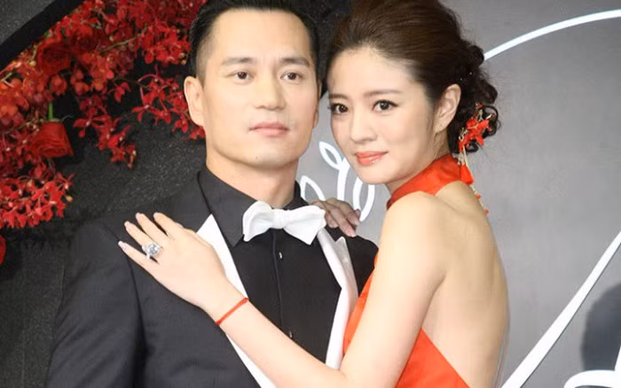 Hiện tại, người hâm mộ không thể biết được cụ thể tổng số tài sản An Dĩ Hiên đang sở hữu là bao nhiêu. Tuy nhiên không thể phủ nhận thực tế cô đang là một trong những người đẹp giàu có nhất nhì Cbiz.