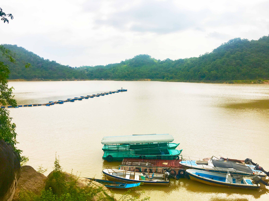 Những chiếc ca nô đậu ngay dưới chân đập chính sẵn sàng đáp ứng nhu cầu du ngoạn lòng hồ của du khách. Những chiếc ca nô đậu ngay dưới chân đập chính sẵn sàng đáp ứng nhu cầu của du khách muốn du ngoạn trên lòng hồ.