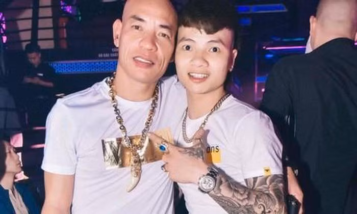 Dũng "trọc" nhận Khá "Bảnh" làm con nuôi và có mối quan hệ thân thiết với nhau. Dũng