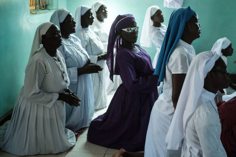 Bức ảnh chụp một buổi Thánh lễ tại nhà thờ St Mary's Mission, Kisumu, Kenya, ngày 29/10/2017 của phóng viên ảnh AFP Yasuyoshi Chiba. Bức ảnh chụp một buổi Thánh lễ tại nhà thờ St Mary's Mission, Kisumu, Kenya, ngày 29/10/2017 của phóng viên ảnh AFP Yasuyoshi Chiba.