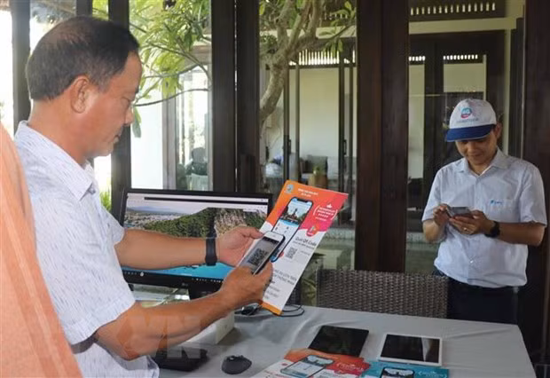 Cài đặt App du lịch Quy Nhơn Bình Định trên điện thoại di động. (Ảnh: Phạm Kha/TTXVN)