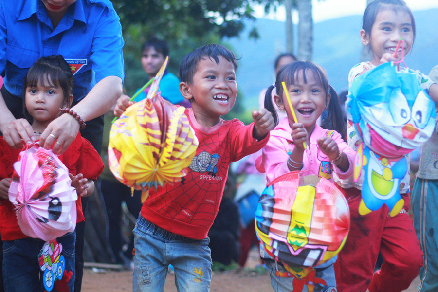 Các em nở nụ cười rạng rỡ, nhảy theo từng tiếng trống của đội lân.