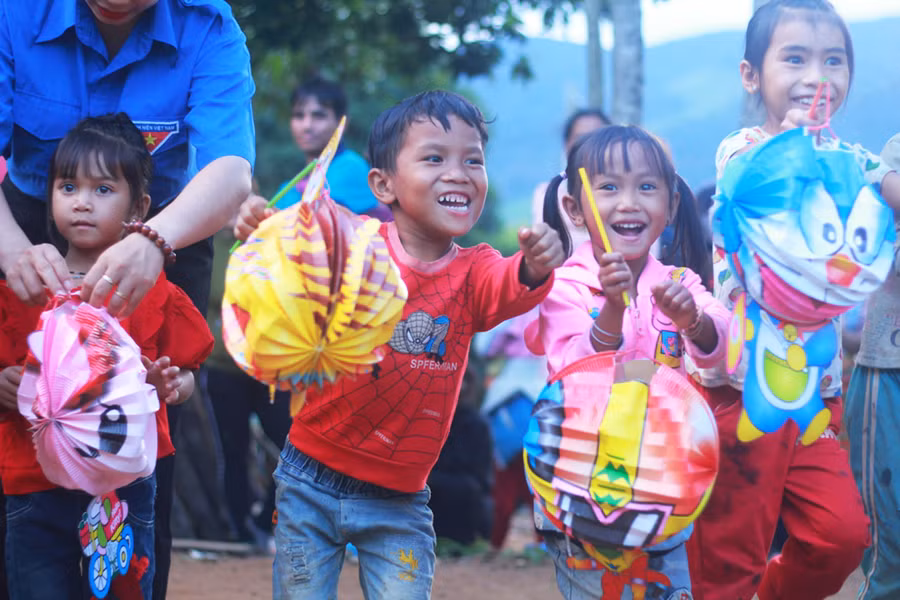 Các em nở nụ cười rạng rỡ, nhảy theo từng tiếng trống của đội lân.