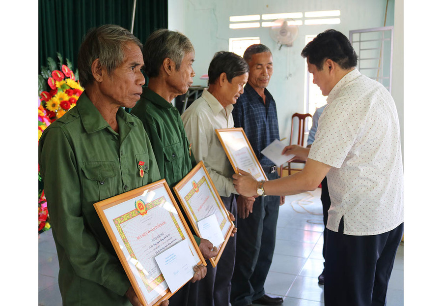 Bí thư Huyện ủy Kbang Trương Văn Đạt trao Huy hiệu Đảng cho các đảng viên xã Sơn Lang. Ảnh: Minh Nguyễn 