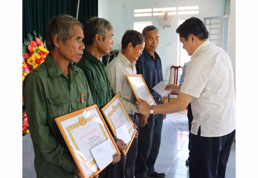 Bí thư Huyện ủy Kbang Trương Văn Đạt trao Huy hiệu Đảng cho các đảng viên xã Sơn Lang. Ảnh: Minh Nguyễn 