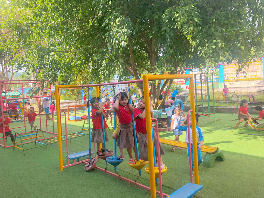 Học sinh Trường Mẫu giáo Đak Yă (xã Đak Yă, huyện Mang Yang) thích thú tham gia trò chơi vận động ngoài trời. Ảnh: Nguyễn Giang 