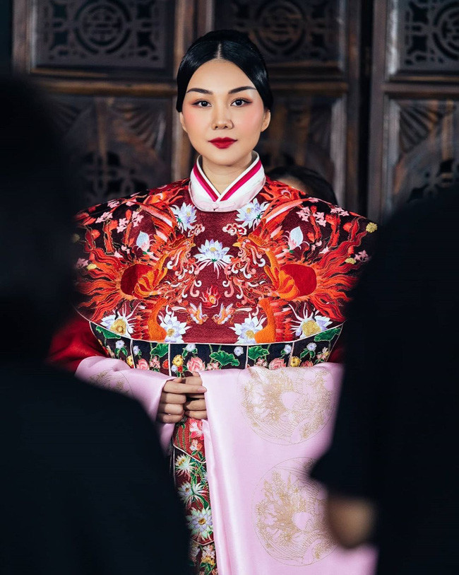 Sau vài ngày gây chú ý với bộ ảnh diện phượng bào, Thanh Hằng bày tỏ: “6 tháng -1000 giờ cùng 10 thợ may thêu, không đếm hết bao nhiêu đường kim mũi chỉ cho Phượng bào của Thái hậu Dương Vân Nga. Số tiền được chi? Thôi, đừng hỏi. Rất nhức đầu. 5 lớp áo, 2 lớp váy. Áo được gọi là trường lĩnh. Mình thì ngày càng gầy nhom, trang phục thì nặng 10kg. Hỏi sao đi quay về chân thì bong gân vì đứng quá lâu. Vai cứng đơ, lạnh ngắt. Nhưng đẹp nên kệ”. Sau vài ngày gây chú ý với bộ ảnh diện phượng bào, Thanh Hằng bày tỏ: “6 tháng -1000 giờ cùng 10 thợ may thêu, không đếm hết bao nhiêu đường kim mũi chỉ cho Phượng bào của Thái hậu Dương Vân Nga. Số tiền được chi? Thôi, đừng hỏi. Rất nhức đầu. 5 lớp áo, 2 lớp váy. Áo được gọi là trường lĩnh. Mình thì ngày càng gầy nhom, trang phục thì nặng 10kg. Hỏi sao đi quay về chân thì bong gân vì đứng quá lâu. Vai cứng đơ, lạnh ngắt. Nhưng đẹp nên kệ”.