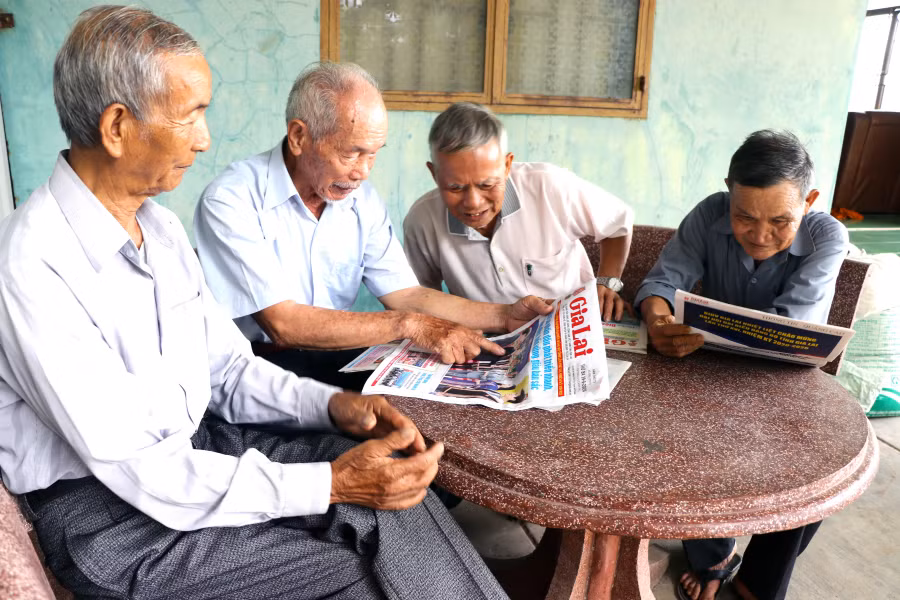 Ông Nguyễn Bá Thới (thứ 2 bên trái, tổ 6, phường Tây Sơn, thị xã An Khê) theo dõi thông tin Đại hội cùng các cụ cao tuổi trong tổ dân phố. Ảnh: Ngọc Minh