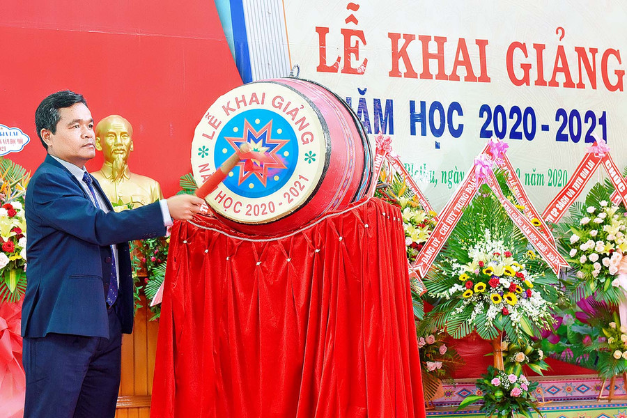Gia Lai: Hân hoan ngày khai trường ảnh 3 Bí thư Tỉnh ủy Hồ Văn Niên đánh trống chào mừng năm học mới tại trường Phổ thông Dân tộc Nội trú tỉnh. Ảnh: Đức Thụy