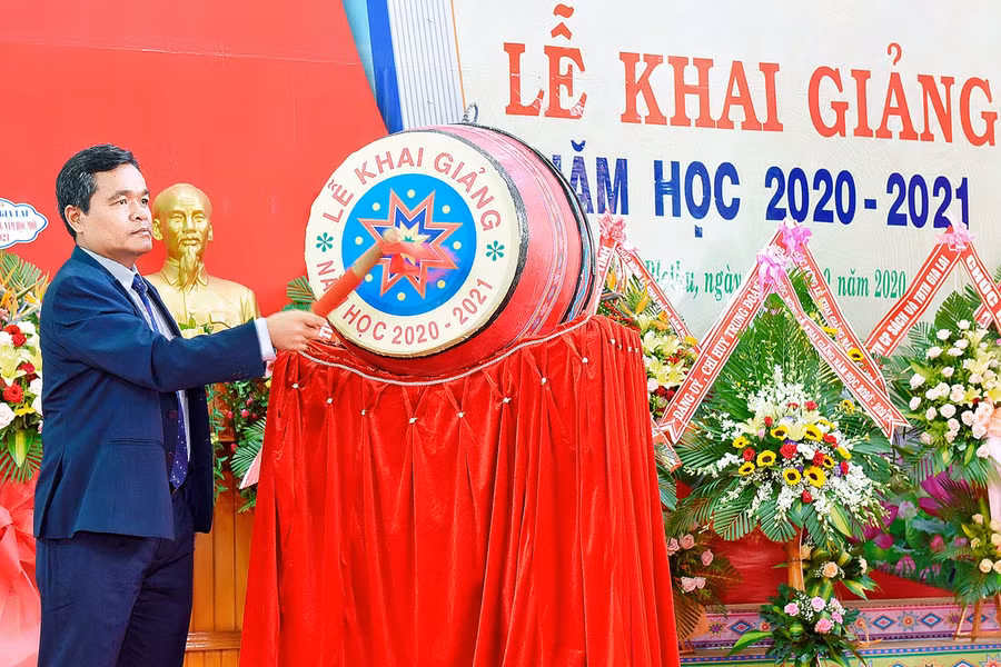 Bí thư Tỉnh ủy Hồ Văn Niên đánh trống chào mừng năm học mới tại trường Phổ thông Dân tộc Nội trú tỉnh. Ảnh: Đức Thụy 