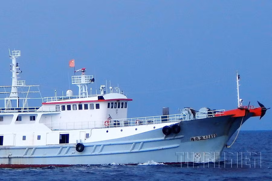 Trên tàu Việt Điện Ngư 42899, vòi rồng lại đặt trên nóc buồng lái ẢNH: MAI THANH HẢI