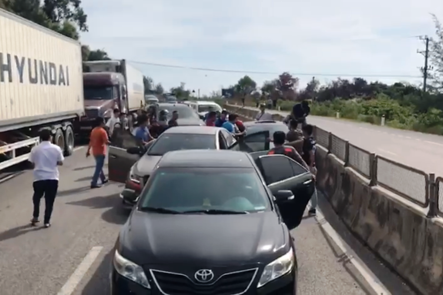 Lực lượng công an chặn xe bắt ma túy trên Quốc lộ 1A qua địa bàn Hà Tĩnh trưa 9.4. Ảnh: CA.