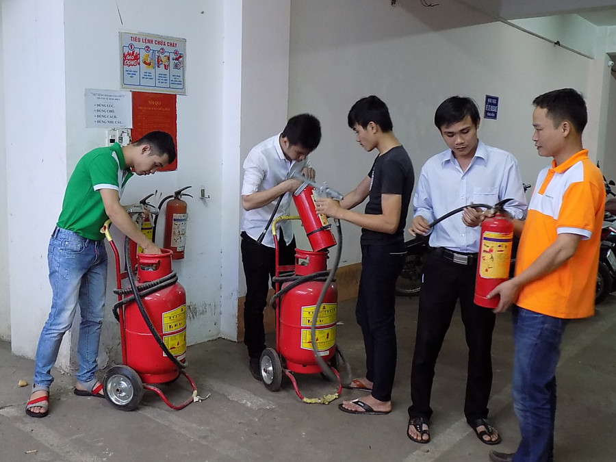 Thường xuyên kiểm tra bảo dưỡng trang thiết bị phòng cháy chữa cháy tại chỗ. Ảnh: Thanh Nhật