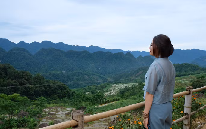 Đứng trên các cung đường, chúng ta có thể phóng tầm mắt ngắm núi non hùng vĩ