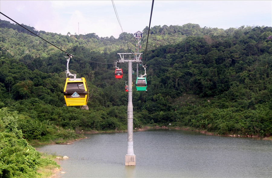 Với độ cao trên 700m so với mặt nước biển, Núi Cấm (xã An Hảo, huyện Tịnh Biên, tỉnh An Giang) được biết đến như nóc nhà của vùng Đồng bằng sông Cửu Long.