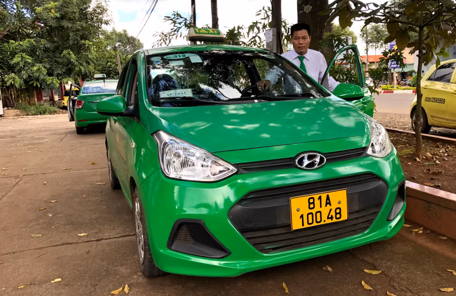 Đến hết năm 2021, toàn bộ ô tô kinh doanh dịch vụ vận tải sẽ sử dụng BKS nền màu vàng. Ảnh: Lê Hòa