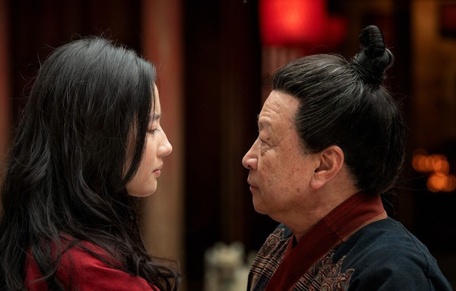 Bản live-action Mulan là một trong những dự án lận đận nhất của Disney trong năm nay khi phim hết bị kêu gọi tẩy chay nhiều lần lại năm lần bảy lượt hoãn chiếu sau đó phải chịu cảnh phát trên nền tảng Disney+ ẢNH: DISNEY