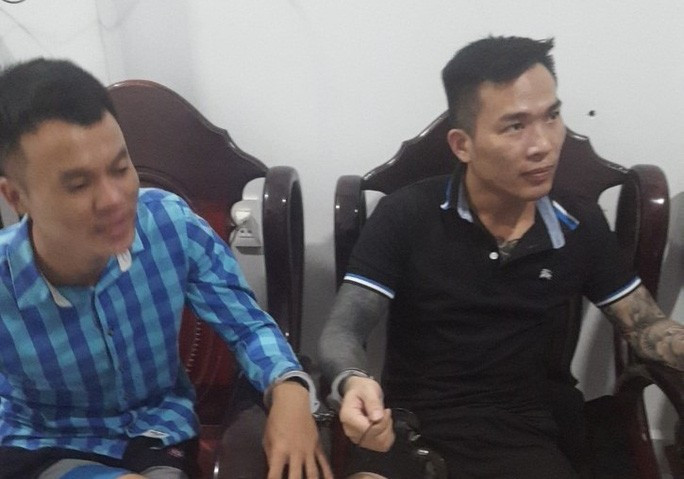  Bình (áo xanh) và Hùng thời điểm công an ập vào kiểm tra