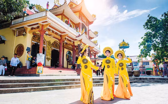 Thiếu nữ Tây Ninh trước Điện Bà - Ảnh: ANH TUẤN