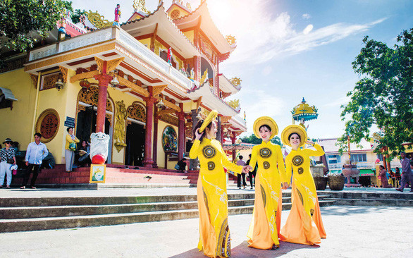 Thiếu nữ Tây Ninh trước Điện Bà - Ảnh: ANH TUẤN Thiếu nữ Tây Ninh trước Điện Bà - Ảnh: ANH TUẤN