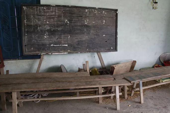 Những chiếc bảng cũ kỹ, bạc màu