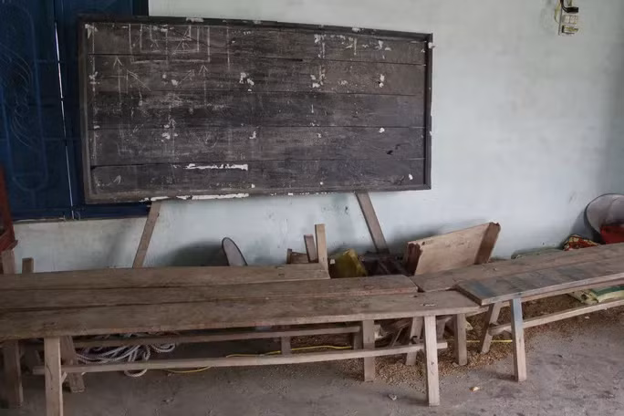 Những chiếc bảng cũ kỹ, bạc màu