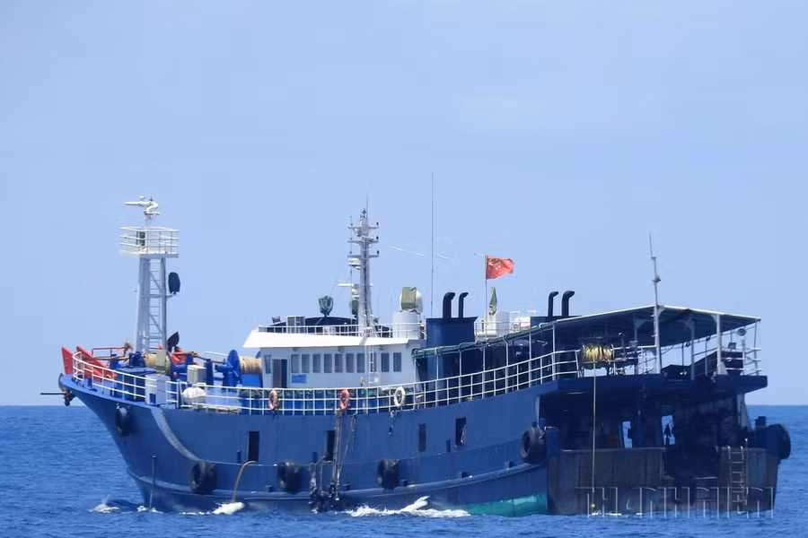 Tàu cá Trung Quốc vỏ sắt, thế hệ mới nhất nên được lắp đặt rất nhiều thiết bị trên nóc buồng lái. Hình chụp tại Trường Sa, tháng 3.2020 ẢNH: MAI THANH HẢI