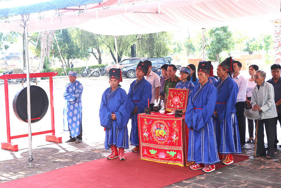Thị ủy, HĐND, UBND, Ủy ban Mặt trận tổ quốc thị xã An Khê trang trọng tổ chức Lễ tưởng niệm 228 năm Ngày mất Hoàng đế Quang Trung. Ảnh: Ngọc Minh