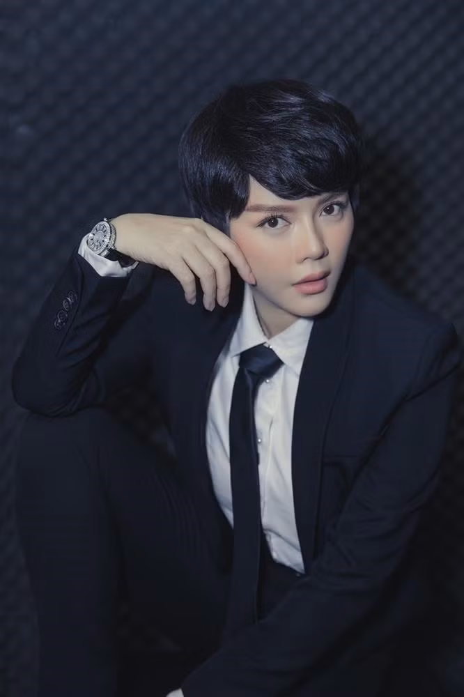Lý Nhã Kỳ được biết đến là một trong những mỹ nhân ‘tắc kè hoa” của showbiz Việt. Mỗi lần xuất hiện Lý Nhã Kỳ đều biến hóa khiến người đối diện ấn tượng bằng những bộ cánh mang đậm tính thời trang.