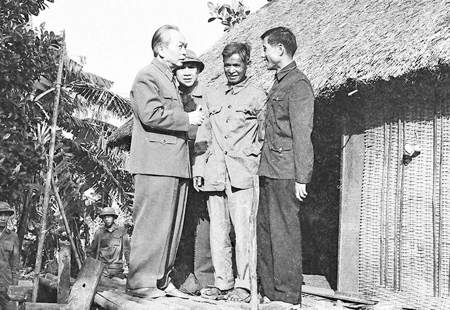 Đại tướng Võ Nguyên Giáp (bìa trái) cùng đồng chí Nguyễn Văn Sỹ (Ksor Krơn-bìa phải) đến thăm người dân xã Gào, thị xã Pleiku (năm 1979). Đại tướng Võ Nguyên Giáp (bìa trái) cùng đồng chí Nguyễn Văn Sỹ (Ksor Krơn-bìa phải) đến thăm người dân xã Gào, thị xã Pleiku (năm 1979).