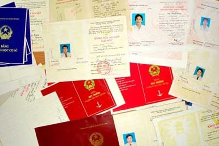 Bản sao các văn bằng cử nhân... có giá trị vô thời hạn. Ảnh: LĐO.  Bản sao các văn bằng cử nhân... có giá trị vô thời hạn. Ảnh: LĐO.
