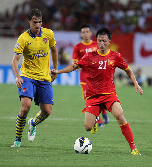 Trần Mạnh Dũng có bàn thắng đáng nhớ vào lưới CLB Arsenal