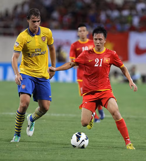 Trần Mạnh Dũng có bàn thắng đáng nhớ vào lưới CLB Arsenal