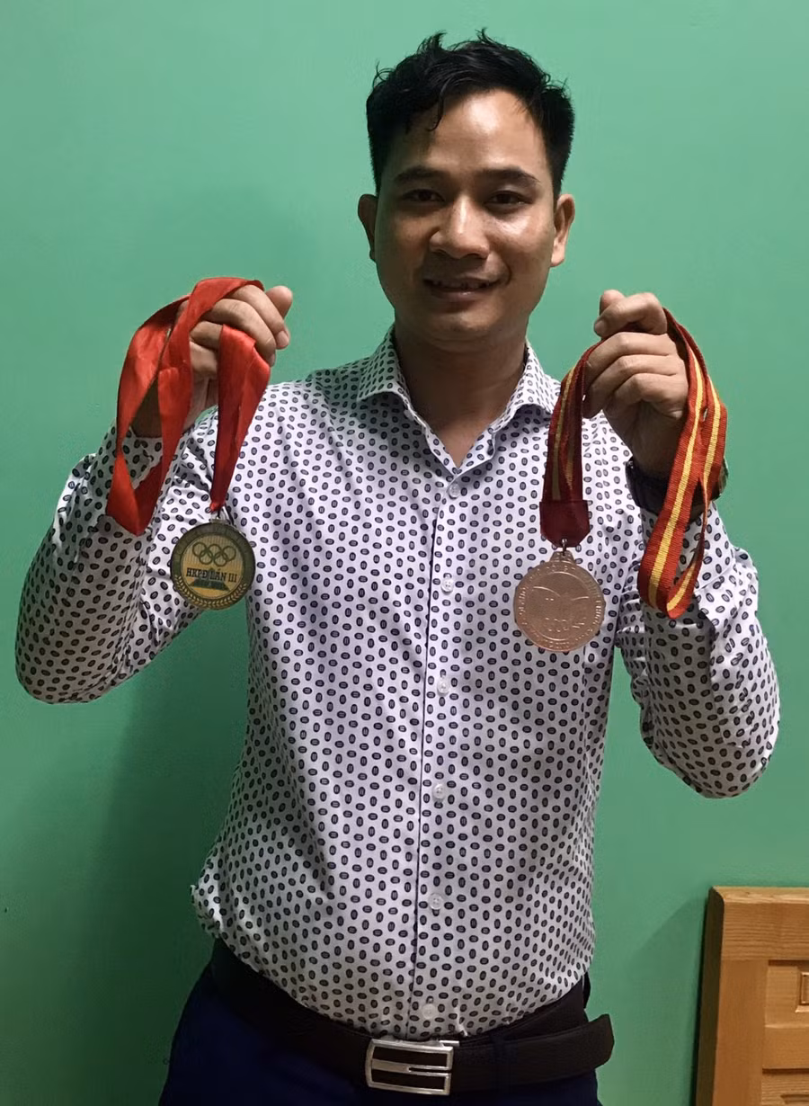 CEO Nguyễn Hoàng Đạt cùng các huy chương thể thao gặt hái được từ thời phổ thông.