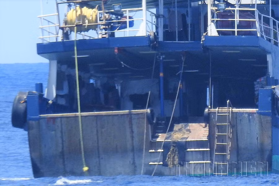 Cửa kéo lưới và các vật thể nặng dưới tầng 1 của khoang sau lái ẢNH: MAI THANH HẢI