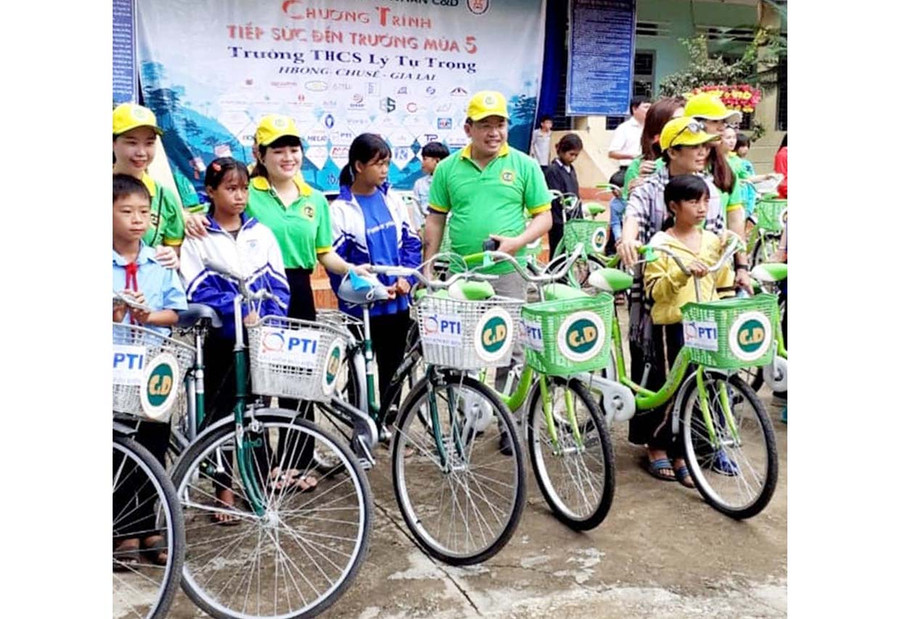 Câu lạc bộ Doanh nhân C&D (TP. Hồ Chí Minh) tặng xe đạp cho các em học sinh Trường THCS Lý Tự Trọng (xã Hbông, huyện Chư Sê). Ảnh: Hoàng Viên  CLB Doanh nhân C&D (TP. Hồ Chí Minh) tặng xe đạp cho các em học sinh Trường THCS Lý Tự Trọng (xã Hbông, huyện Chư Sê. Ảnh: Hoàng Viên