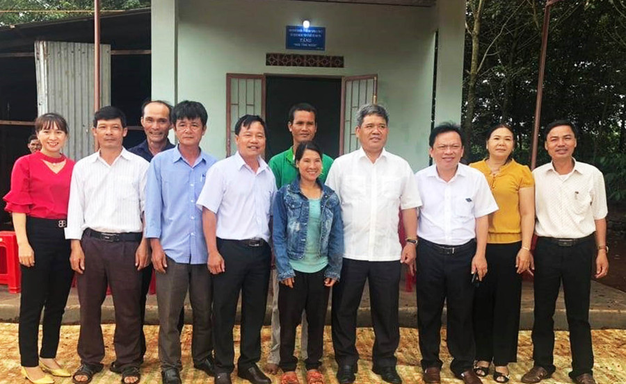đồng chí Hồ Văn Điềm-Ủy viên Ban Thường vụ Tỉnh ủy, Chủ tịch Ủy ban Mặt trận Tổ quốc Việt Nam tỉnh cùng các đồng chí lãnh đạo Ủy ban Mặt trận Tổ quốc Việt Nam tỉnh cùng một số đồng chí lãnh đạo huyện, xã đã trao tặng 1 ngôi Nhà tình nghĩa cho ông Rmah Hao ở thôn Tung Mo B, xã Ia Dreng.