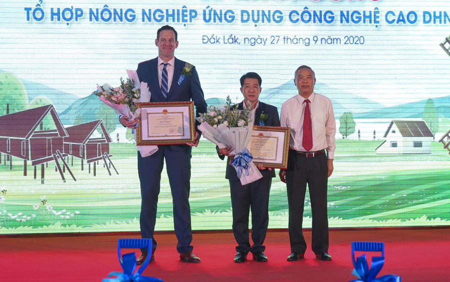  Ông Gabor Fluit - Tổng Giám đốc Tập đoàn De Heus và ông Vũ Mạnh Hùng - Chủ tịch HĐQT, Tổng Giám đốc Tập đoàn Hùng Nhơn nhận Bằng khen của Bộ NNPTNT với những đóng góp quan trọng cho nền nông nghiệp trong những năm vừa qua. Ảnh: Nguyễn Chương