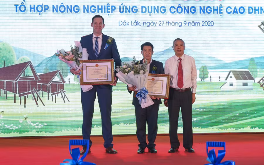  Ông Gabor Fluit - Tổng Giám đốc Tập đoàn De Heus và ông Vũ Mạnh Hùng - Chủ tịch HĐQT, Tổng Giám đốc Tập đoàn Hùng Nhơn nhận Bằng khen của Bộ NNPTNT với những đóng góp quan trọng cho nền nông nghiệp trong những năm vừa qua. Ảnh: Nguyễn Chương