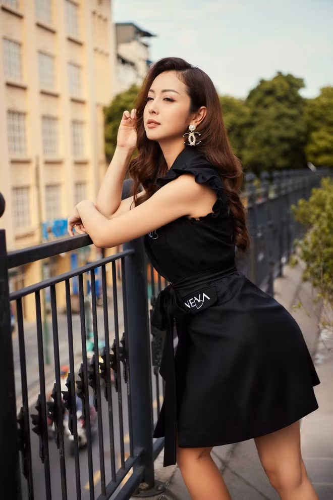 Hoa hậu Jennifer Phạm mong muốn thông qua những bộ trang phục gửi tới người phụ nữ một thông điệp hãy luôn yêu thương, chăm sóc và tôn vinh chính mình, để được yêu thương và nắm giữ hạnh phúc trọn vẹn. ẢNH: NVCC