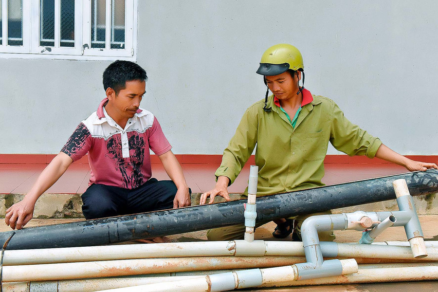 Gia đình anh Nhim (bìa phải; làng Đê Kốp, thị trấn Kon Dơng) trước đây thuộc diện hộ cận nghèo. Khi được vay 20 triệu đồng của Phòng Giao dịch Ngân hàng CSXH huyện, anh đã đầu tư mua ống nước tưới và cải tạo vườn cà phê già cỗi. Đến nay, gia đình anh đã thoát khỏi diện hộ cận nghèo và có nguồn thu nhập ổn định. 6. Gia đình anh Nhim (bìa phải; làng Đê Kốp, thị trấn Kon Dơng) trước đây thuộc diện hộ cận nghèo. Khi được vay 20 triệu đồng của Phòng Giao dịch Ngân hàng CSXH huyện, anh đã đầu tư mua ống nước tưới và cải tạo vườn cà phê già cỗi. Đến nay, gia đình anh đã thoát khỏi diện hộ cận nghèo và có nguồn thu nhập ổn định.