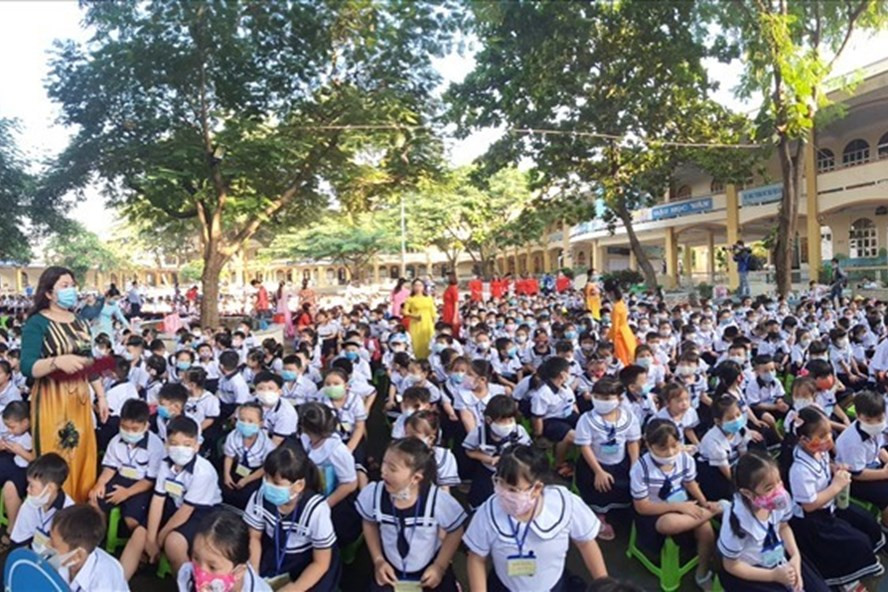  Học sinh dự lễ khai giảng năm học mới 2020-2021 ở TPHCM. Ảnh: LĐO