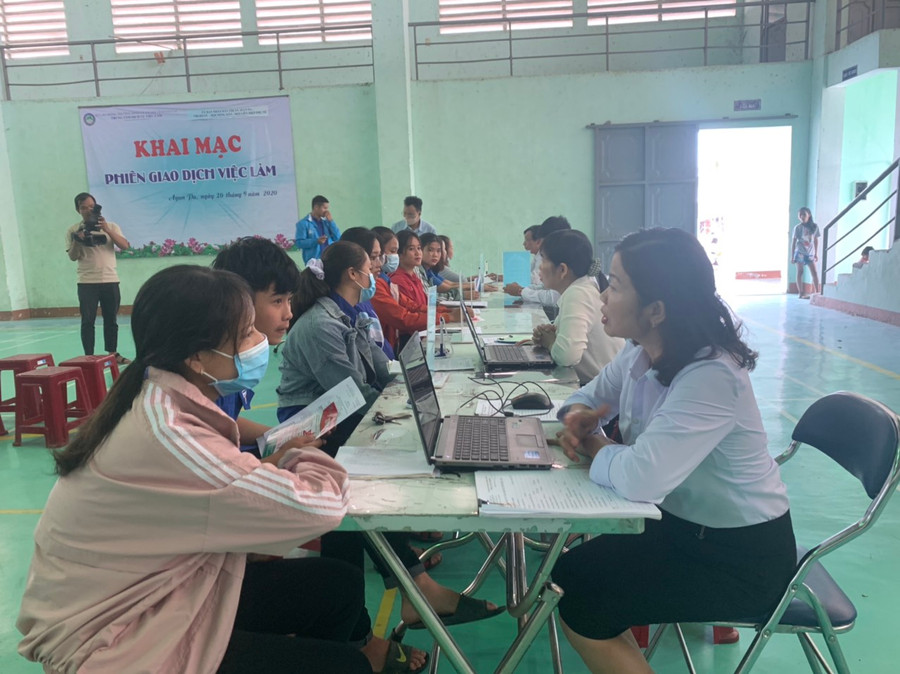 Người lao động tham gia tư vấn trực tiếp tại phiên giao dịch. Ảnh: Vũ Chi