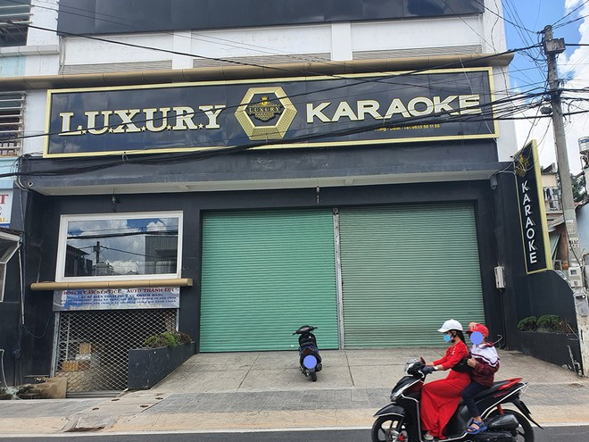 Việc đóng cửa khá lâu đã khiến các quán karaoke gặp rất nhiều khó khăn ẢNH: G.B